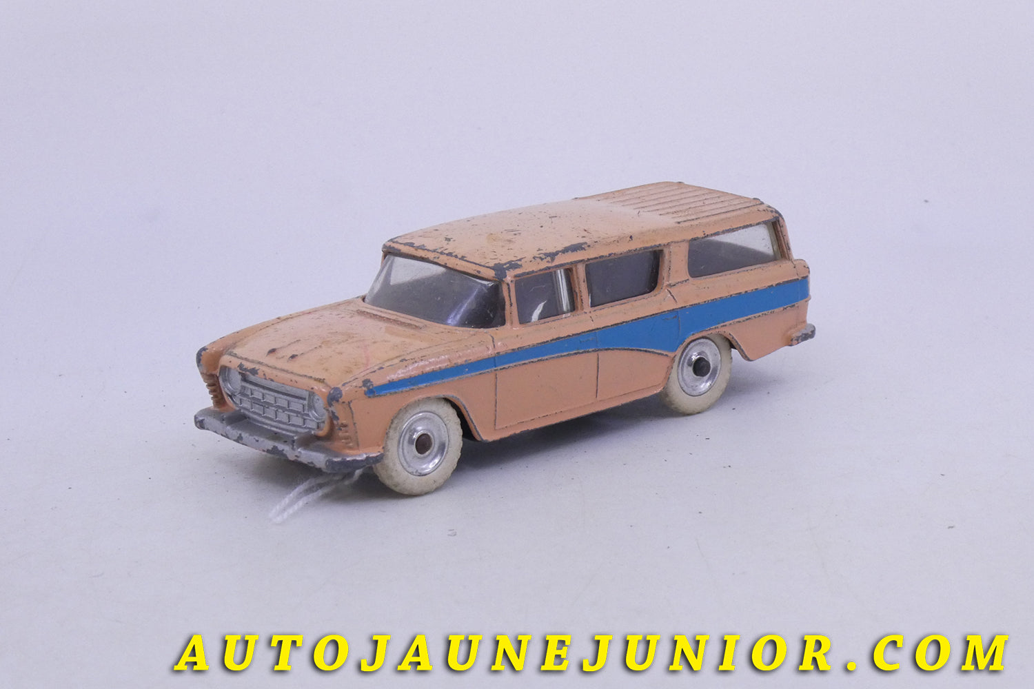 Le Dinky Toys Nash Rambler (version jantes acier) est en vente sur Auto Jaune Junior ! Découvrez nos collections de diecast Dinky-Toys, Corgi, Corgi-Toys, Solido, Norev… AutoJaune Junior ; Retrouvez AutoJauneJunior au magasin AutoJaune Paris, ouvert en 1984 par Vincent Espinasse. 