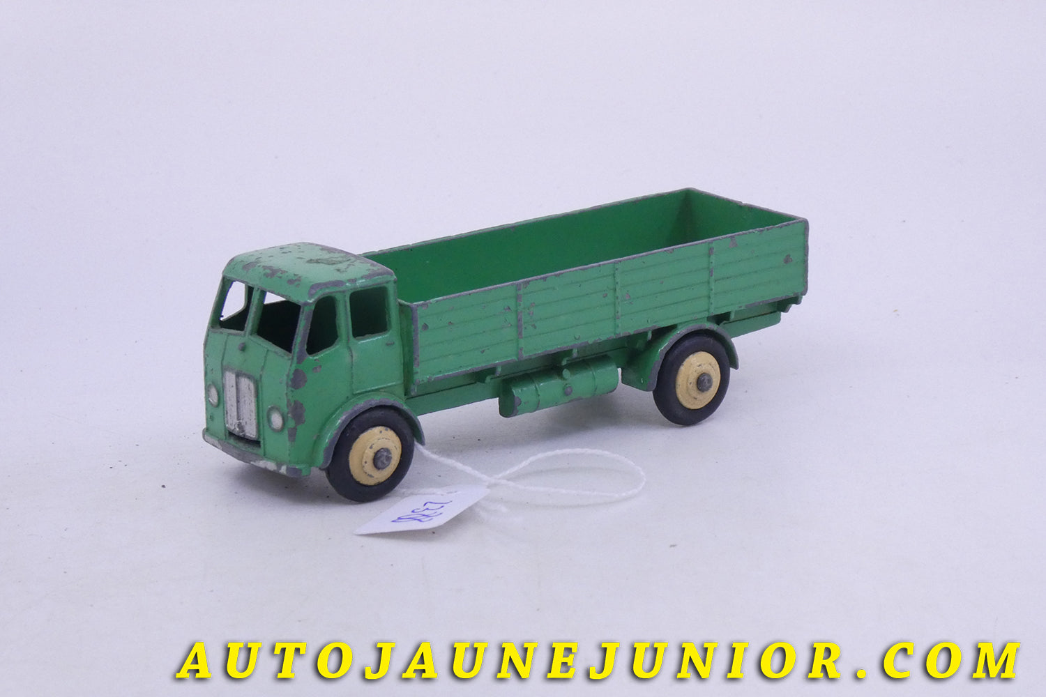Le Dinky Toys Leyland Beaver camion ridelles est en vente sur Auto Jaune Junior ! Découvrez nos collections de diecast Dinky-Toys, Corgi, Corgi-Toys, Solido, Norev… AutoJaune Junior ; Retrouvez AutoJauneJunior au magasin AutoJaune Paris, ouvert en 1984 par Vincent Espinasse. 