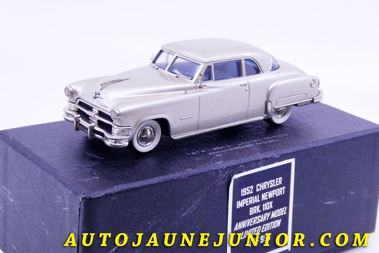 Le #2416 - Brooklin - Chrysler - Imperial Newport '1952' Edition limitée à 999 exemplaires est en vente sur Auto Jaune Junior ! Découvrez nos collections de diecast Dinky-Toys, Corgi, Corgi-Toys, Solido, Norev… Découvrez notre magasin physique , AutoJaune Paris, ouvert en 1984 par Vincent Espinasse. 41 rue Cavendish, 75019 Paris. Tel : 01 42 40 61 23. Ouvert les mardi et vendredi de 13h à 19h. 