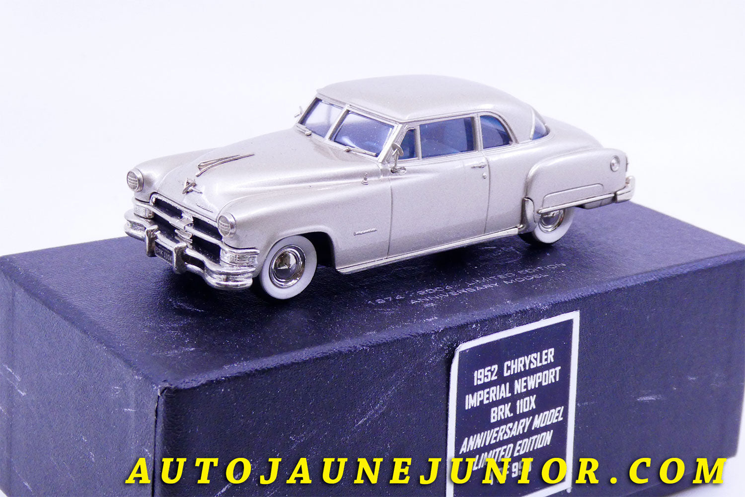 Le #2416 - Brooklin - Chrysler - Imperial Newport '1952' Edition limitée à 999 exemplaires est en vente sur Auto Jaune Junior ! Découvrez nos collections de diecast Dinky-Toys, Corgi, Corgi-Toys, Solido, Norev… Découvrez notre magasin physique , AutoJaune Paris, ouvert en 1984 par Vincent Espinasse. 41 rue Cavendish, 75019 Paris. Tel : 01 42 40 61 23. Ouvert les mardi et vendredi de 13h à 19h. 