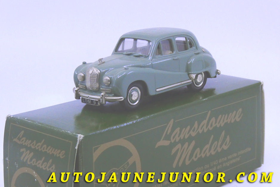 Le #2423 - Landsdowne by Brooklin - Austin - A40 Somerset Berline 4 Portes (Four Door Saloon) est en vente sur Auto Jaune Junior ! Découvrez nos collections de diecast Dinky-Toys, Corgi, Corgi-Toys, Solido, Norev… Découvrez notre magasin physique , AutoJaune Paris, ouvert en 1984 par Vincent Espinasse. 41 rue Cavendish, 75019 Paris. Tel : 01 42 40 61 23. Ouvert les mardi et vendredi de 13h à 19h. 