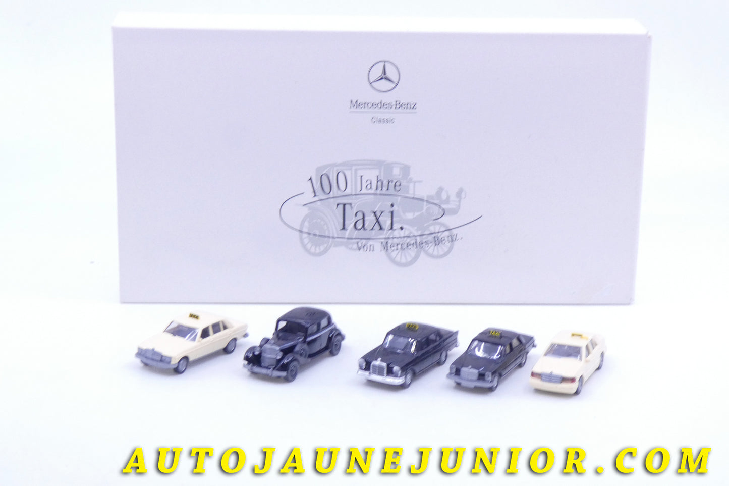 Le #2606 - Wiking - Mercedes - "coffret 100 ans de Taxi par Mercedes"  est en vente sur Auto Jaune Junior ! Découvrez nos collections de diecast Dinky-Toys, Corgi, Corgi-Toys, Solido, Norev… Découvrez notre magasin physique , AutoJaune Paris, ouvert en 1984 par Vincent Espinasse. 41 rue Cavendish, 75019 Paris. Tel : 01 42 40 61 23. Ouvert les mardi et vendredi de 13h à 19h. 