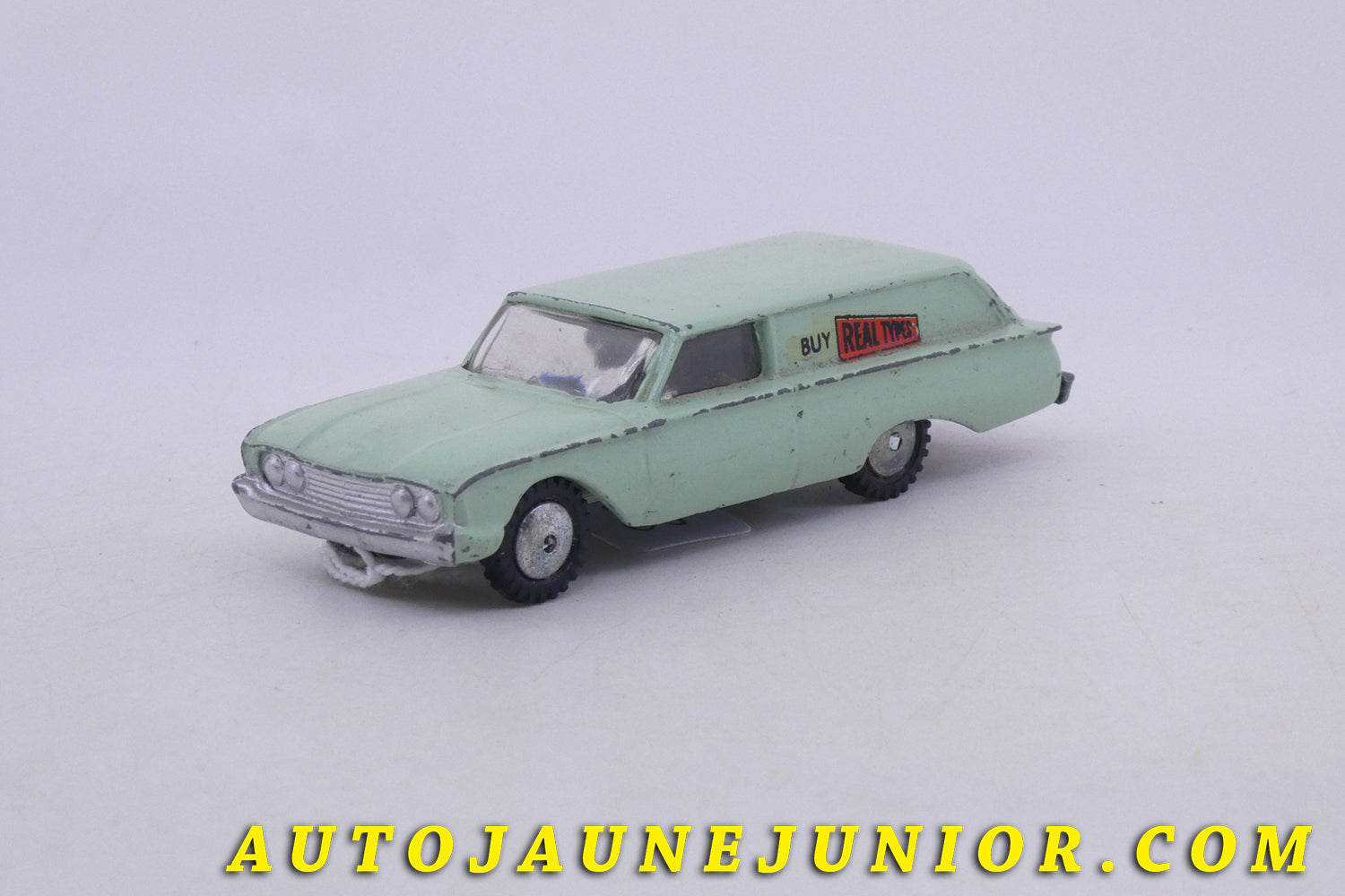 Le Hubley Ford Country squire break tôlé Buy Real type est en vente sur Auto Jaune Junior ! Découvrez nos collections de diecast Dinky-Toys, Corgi, Corgi-Toys, Solido, Norev… AutoJaune Junior ; Retrouvez AutoJauneJunior au magasin AutoJaune Paris, ouvert en 1984 par Vincent Espinasse. 