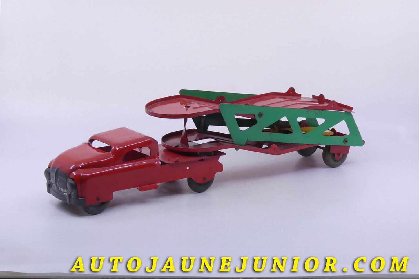 Le Banner (à confirmer ! ) Camion - Semi Remorque Porte auto (à frictions est en vente sur Auto Jaune Junior ! Découvrez nos collections de diecast Dinky-Toys, Corgi, Corgi-Toys, Solido, Norev… AutoJaune Junior ; Retrouvez AutoJauneJunior au magasin AutoJaune Paris, ouvert en 1984 par Vincent Espinasse. 