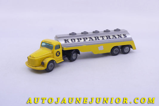 Le Tekno Volvo N88 semi citerne "Koppartrans" est en vente sur Auto Jaune Junior ! Découvrez nos collections de diecast Dinky-Toys, Corgi, Corgi-Toys, Solido, Norev… AutoJaune Junior ; Retrouvez AutoJauneJunior au magasin AutoJaune Paris, ouvert en 1984 par Vincent Espinasse. 