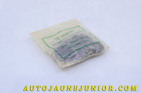 Le Dinky Toys Pneus Sachet 12 pneus Luxe - Grand modèle 6677 est en vente sur Auto Jaune Junior ! Découvrez nos collections de diecast Dinky-Toys, Corgi, Corgi-Toys, Solido, Norev… AutoJaune Junior ; Retrouvez AutoJauneJunior au magasin AutoJaune Paris, ouvert en 1984 par Vincent Espinasse. 