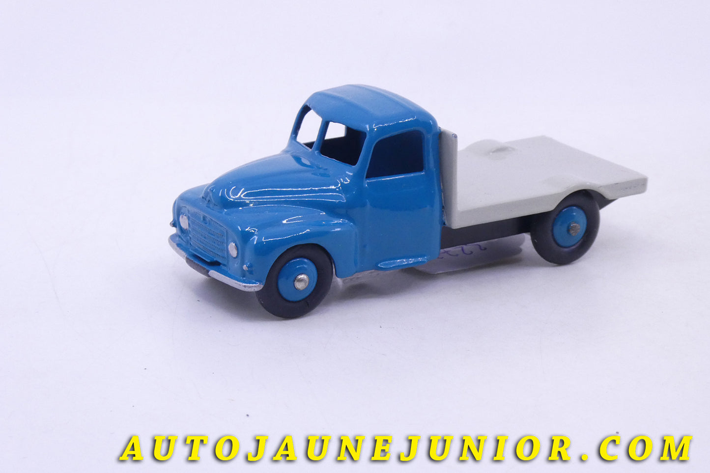 Le Dinky Toys Citroën Camion U23 Plateau Charbonnier est en vente sur Auto Jaune Junior ! Découvrez nos collections de diecast Dinky-Toys, Corgi, Corgi-Toys, Solido, Norev… AutoJaune Junior ; Retrouvez AutoJauneJunior au magasin AutoJaune Paris, ouvert en 1984 par Vincent Espinasse. 