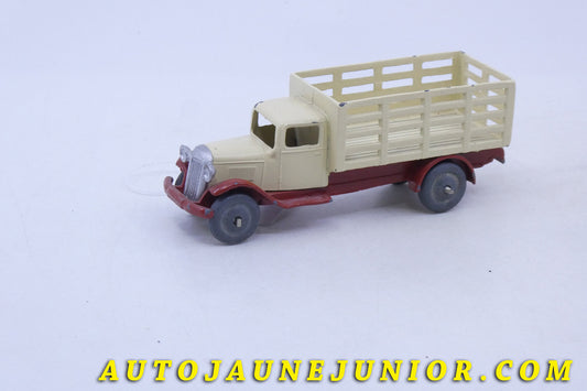 Le Dinky Toys Camion Ridelles ajourées est en vente sur Auto Jaune Junior ! Découvrez nos collections de diecast Dinky-Toys, Corgi, Corgi-Toys, Solido, Norev… AutoJaune Junior ; Retrouvez AutoJauneJunior au magasin AutoJaune Paris, ouvert en 1984 par Vincent Espinasse. 