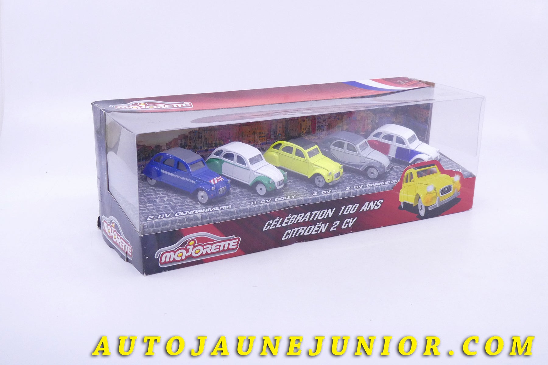 Le Majorette Citroën Coffret 2Cv Célébration 100 ans  est en vente sur Auto Jaune Junior ! Découvrez nos collections de diecast Dinky-Toys, Corgi, Corgi-Toys, Solido, Norev… AutoJaune Junior ; Retrouvez AutoJauneJunior au magasin AutoJaune Paris, ouvert en 1984 par Vincent Espinasse. 