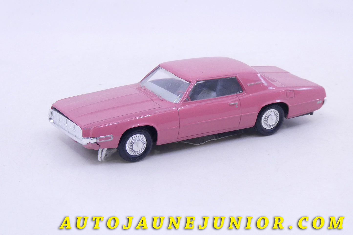 Le AMT Ford Thunderbird 1969  est en vente sur Auto Jaune Junior ! Découvrez nos collections de diecast Dinky-Toys, Corgi, Corgi-Toys, Solido, Norev… AutoJaune Junior ; Retrouvez AutoJauneJunior au magasin AutoJaune Paris, ouvert en 1984 par Vincent Espinasse. 