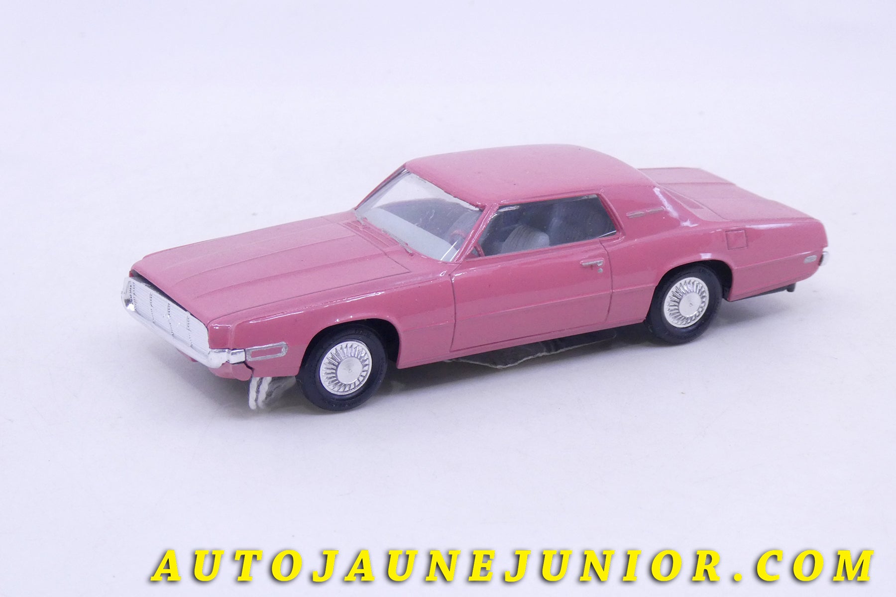 Le AMT Ford Thunderbird 1969  est en vente sur Auto Jaune Junior ! Découvrez nos collections de diecast Dinky-Toys, Corgi, Corgi-Toys, Solido, Norev… AutoJaune Junior ; Retrouvez AutoJauneJunior au magasin AutoJaune Paris, ouvert en 1984 par Vincent Espinasse. 