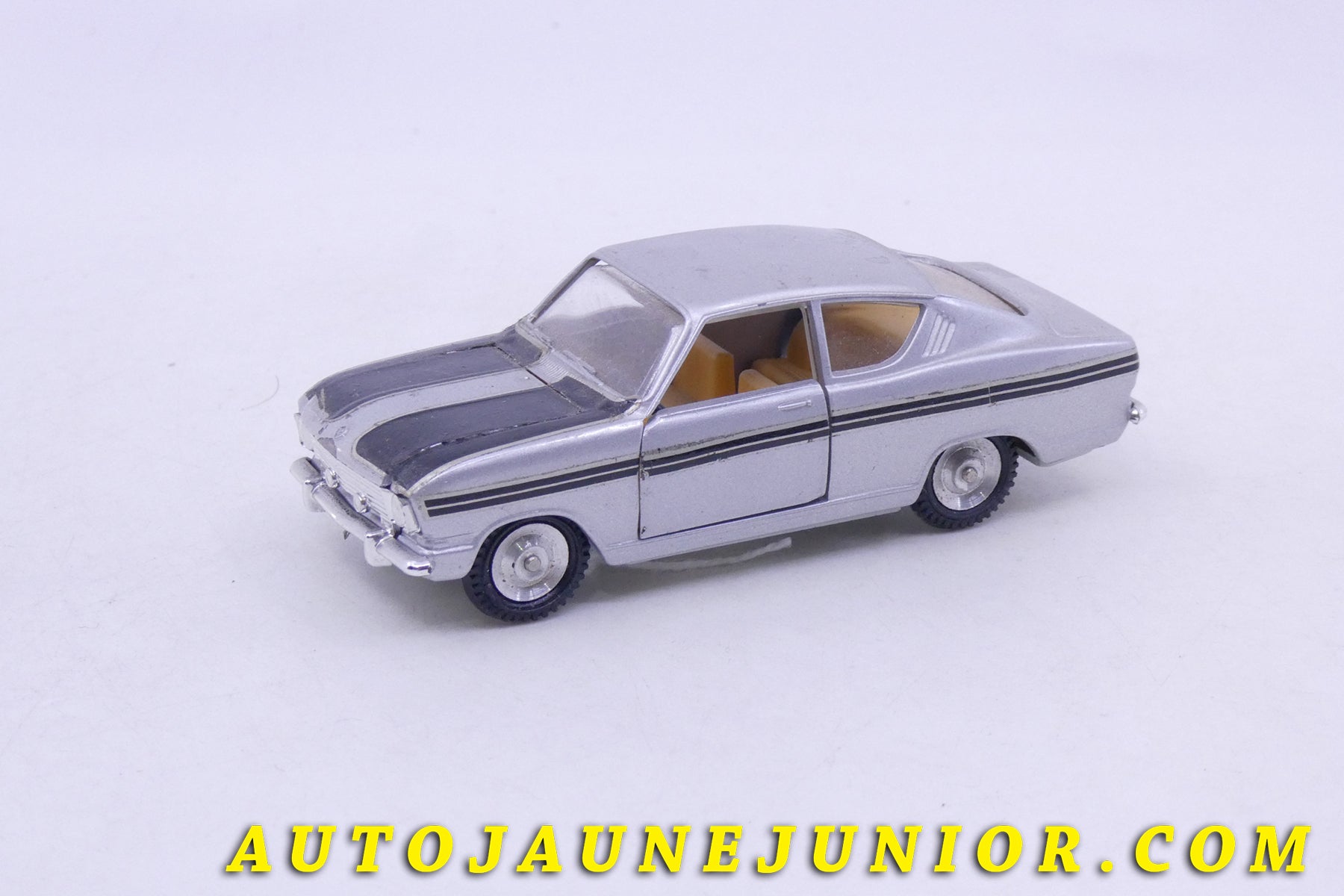 Le Gama Opel Kadett fastback est en vente sur Auto Jaune Junior ! Découvrez nos collections de diecast Dinky-Toys, Corgi, Corgi-Toys, Solido, Norev… AutoJaune Junior ; Retrouvez AutoJauneJunior au magasin AutoJaune Paris, ouvert en 1984 par Vincent Espinasse. 