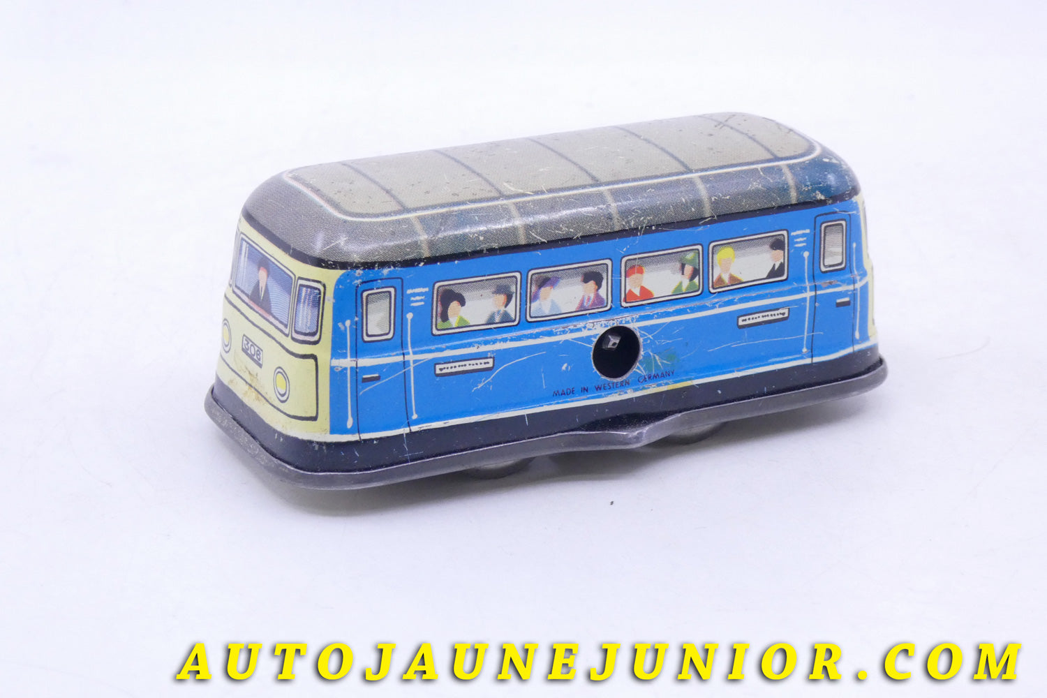 Le #3390 - Fisher - Tramway - Trolley Car à friction remontage à clé est en vente sur Auto Jaune Junior ! Découvrez nos collections de diecast Dinky-Toys, Corgi, Corgi-Toys, Solido, Norev… Découvrez notre magasin physique , AutoJaune Paris, ouvert en 1984 par Vincent Espinasse. 41 rue Cavendish, 75019 Paris. Tel : 01 42 40 61 23. Ouvert les mardi et vendredi de 13h à 19h. 