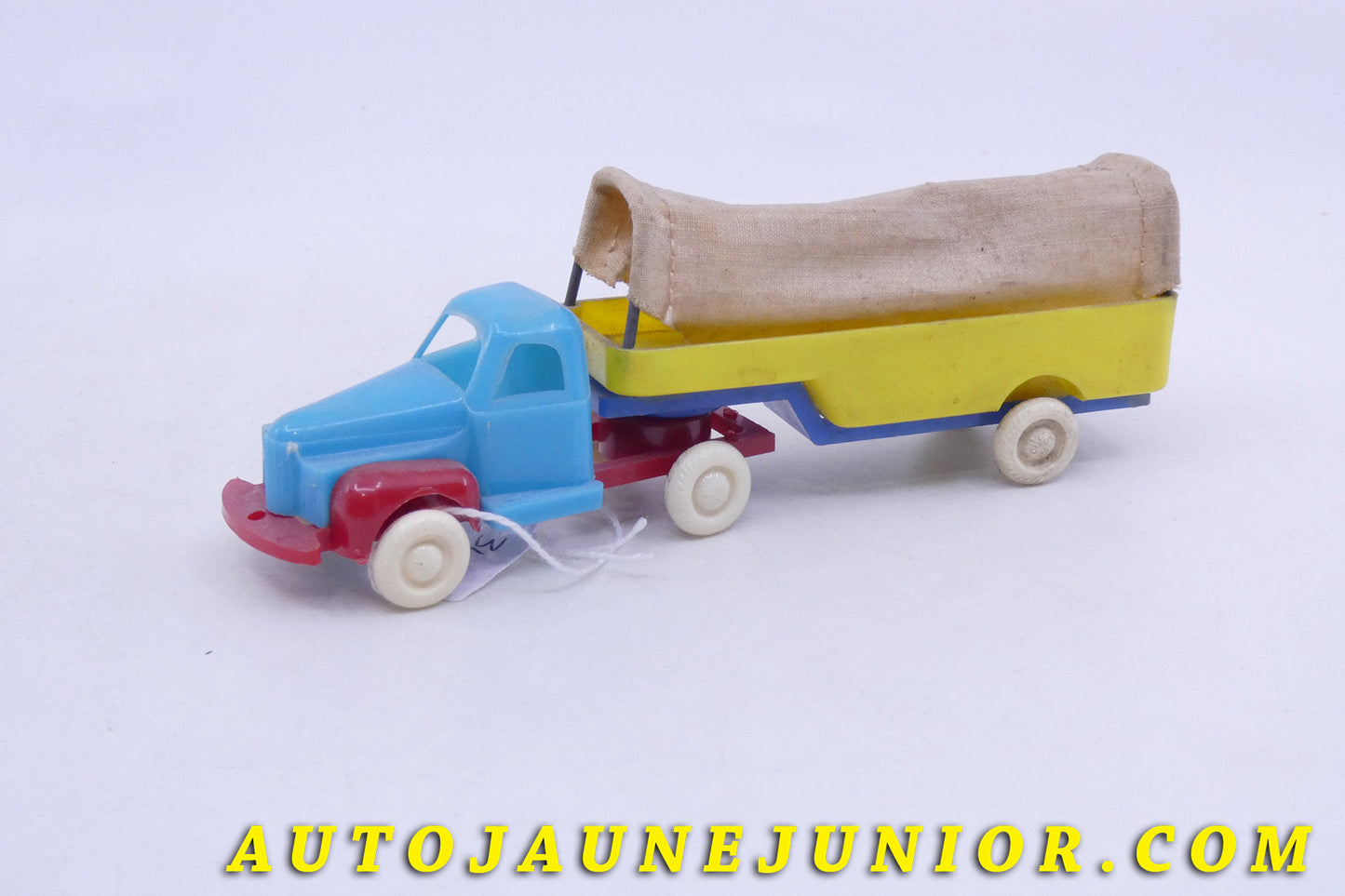 Le BPC Studebaker Semi remorque bâché est en vente sur Auto Jaune Junior ! Découvrez nos collections de diecast Dinky-Toys, Corgi, Corgi-Toys, Solido, Norev… AutoJaune Junior ; Retrouvez AutoJauneJunior au magasin AutoJaune Paris, ouvert en 1984 par Vincent Espinasse. 