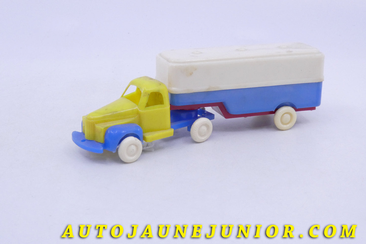 Le BPC Studebaker Semi remorque fourgon est en vente sur Auto Jaune Junior ! Découvrez nos collections de diecast Dinky-Toys, Corgi, Corgi-Toys, Solido, Norev… AutoJaune Junior ; Retrouvez AutoJauneJunior au magasin AutoJaune Paris, ouvert en 1984 par Vincent Espinasse. 