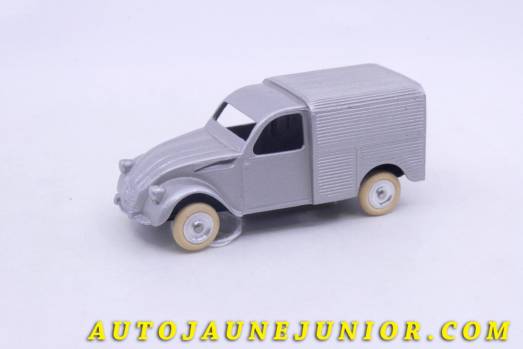 Le JRD Citroën 2cv'61 camionnette est en vente sur Auto Jaune Junior ! Découvrez nos collections de diecast Dinky-Toys, Corgi, Corgi-Toys, Solido, Norev… AutoJaune Junior ; Retrouvez AutoJauneJunior au magasin AutoJaune Paris, ouvert en 1984 par Vincent Espinasse. 