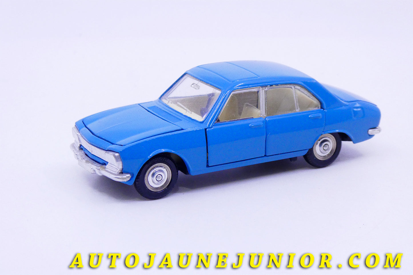 Le #3417 - Dinky Toys - Peugeot - 504 Berline (Modèle repeint) est en vente sur Auto Jaune Junior ! Découvrez nos collections de diecast Dinky-Toys, Corgi, Corgi-Toys, Solido, Norev… Découvrez notre magasin physique , AutoJaune Paris, ouvert en 1984 par Vincent Espinasse. 41 rue Cavendish, 75019 Paris. Tel : 01 42 40 61 23. Ouvert les mardi et vendredi de 13h à 19h. 