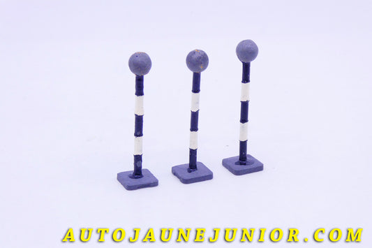 Le #3423 - GB - Panneaux - Lot de 3 Belisha Beacon est en vente sur Auto Jaune Junior ! Découvrez nos collections de diecast Dinky-Toys, Corgi, Corgi-Toys, Solido, Norev… Découvrez notre magasin physique , AutoJaune Paris, ouvert en 1984 par Vincent Espinasse. 41 rue Cavendish, 75019 Paris. Tel : 01 42 40 61 23. Ouvert les mardi et vendredi de 13h à 19h. 