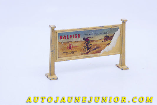 Le #3427 - Hornby - Accessoire - Panneau Publicitaire "Raleigh" - 'Castrol"  est en vente sur Auto Jaune Junior ! Découvrez nos collections de diecast Dinky-Toys, Corgi, Corgi-Toys, Solido, Norev… Découvrez notre magasin physique , AutoJaune Paris, ouvert en 1984 par Vincent Espinasse. 41 rue Cavendish, 75019 Paris. Tel : 01 42 40 61 23. Ouvert les mardi et vendredi de 13h à 19h. 