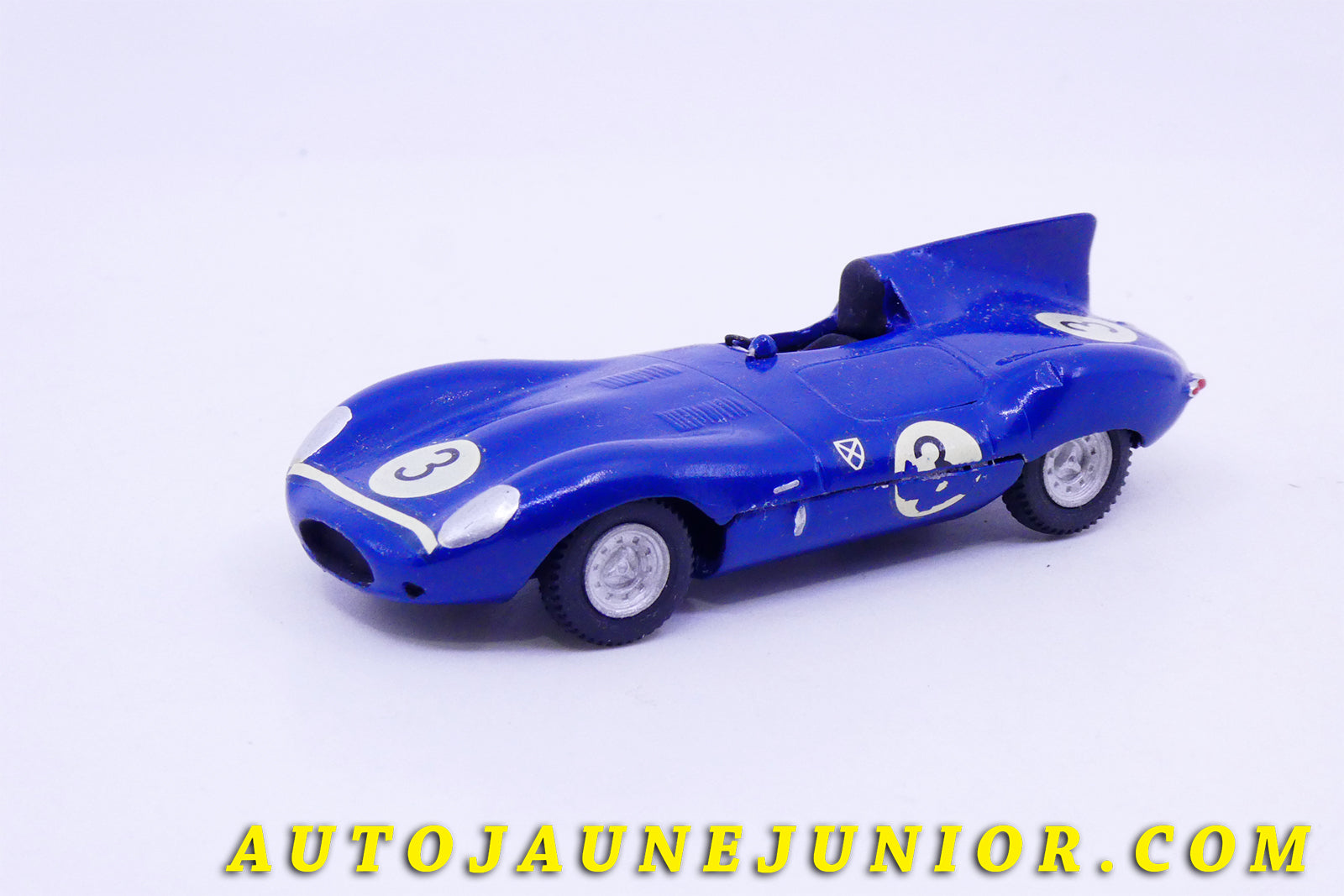 Le #3431 - John Day - Jaguar - Type D Le Mans 1957 #3 est en vente sur Auto Jaune Junior ! Découvrez nos collections de diecast Dinky-Toys, Corgi, Corgi-Toys, Solido, Norev… Découvrez notre magasin physique , AutoJaune Paris, ouvert en 1984 par Vincent Espinasse. 41 rue Cavendish, 75019 Paris. Tel : 01 42 40 61 23. Ouvert les mardi et vendredi de 13h à 19h. 