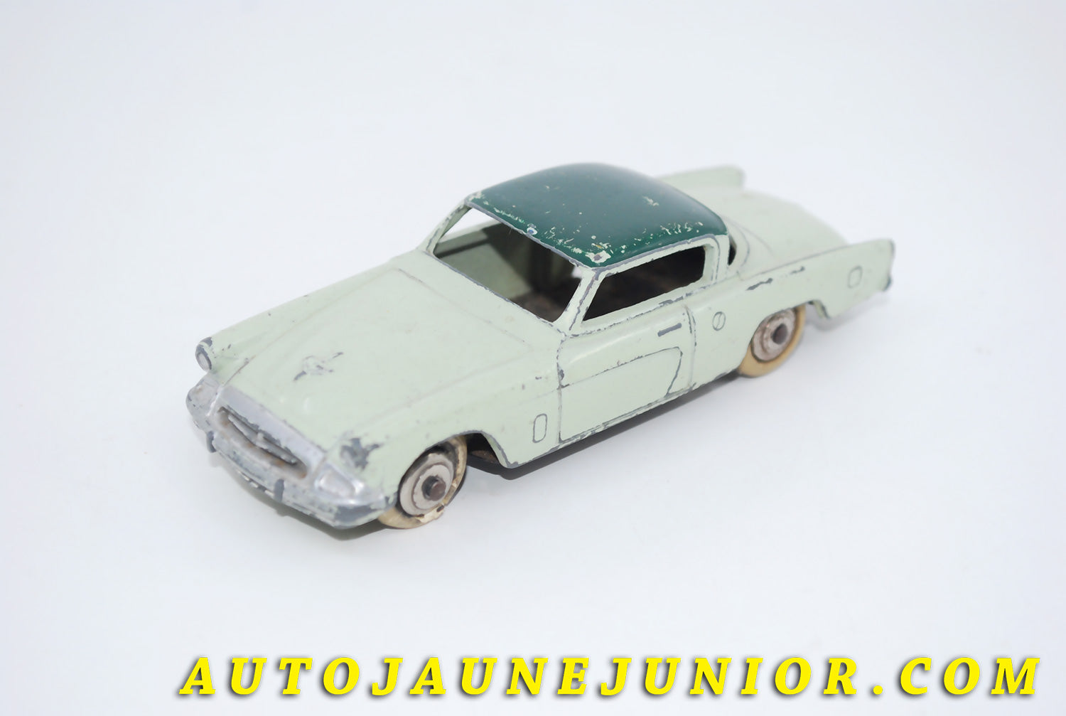 Le #3445 - Dinky Toys - Studebaker - Commander (chassis plein) est en vente sur Auto Jaune Junior ! Découvrez nos collections de diecast Dinky-Toys, Corgi, Corgi-Toys, Solido, Norev… Découvrez notre magasin physique , AutoJaune Paris, ouvert en 1984 par Vincent Espinasse. 41 rue Cavendish, 75019 Paris. Tel : 01 42 40 61 23. Ouvert les mardi et vendredi de 13h à 19h. 