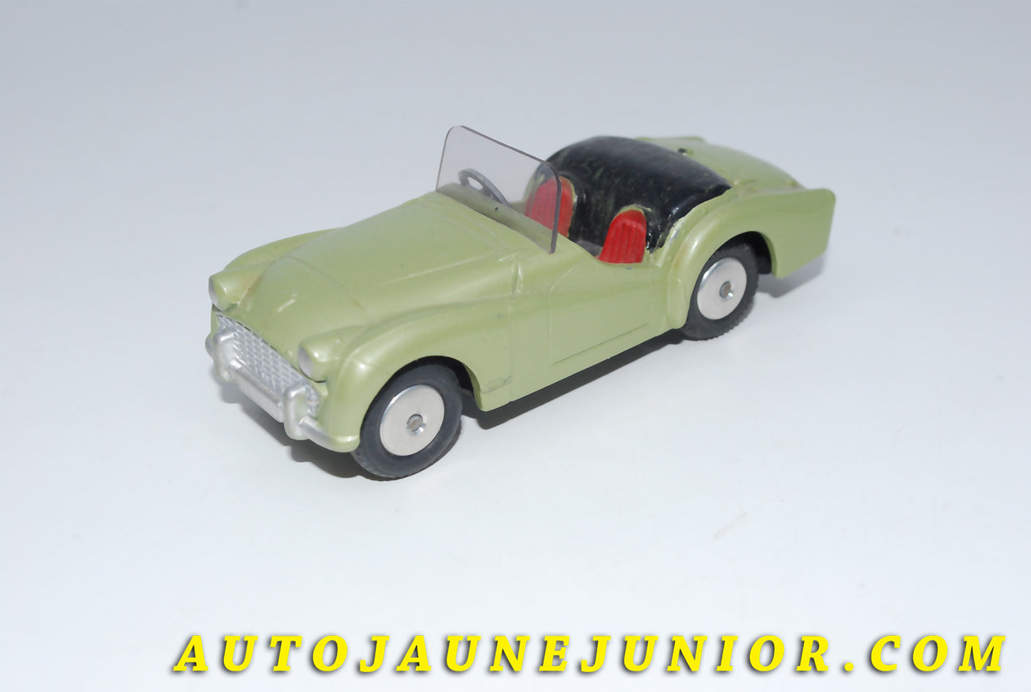 Le #3453 - Corgi Toys - Triumph - TR3 Cabriolet est en vente sur Auto Jaune Junior ! Découvrez nos collections de diecast Dinky-Toys, Corgi, Corgi-Toys, Solido, Norev… Découvrez notre magasin physique , AutoJaune Paris, ouvert en 1984 par Vincent Espinasse. 41 rue Cavendish, 75019 Paris. Tel : 01 42 40 61 23. Ouvert les mardi et vendredi de 13h à 19h. 