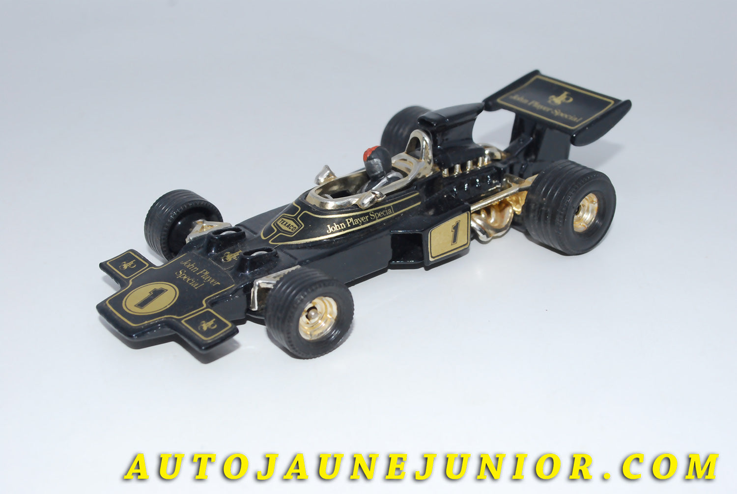 Le #3454 - Corgi Toys - Lotus - 72 JPS Ronnie Peterson 1973 est en vente sur Auto Jaune Junior ! Découvrez nos collections de diecast Dinky-Toys, Corgi, Corgi-Toys, Solido, Norev… Découvrez notre magasin physique , AutoJaune Paris, ouvert en 1984 par Vincent Espinasse. 41 rue Cavendish, 75019 Paris. Tel : 01 42 40 61 23. Ouvert les mardi et vendredi de 13h à 19h. 