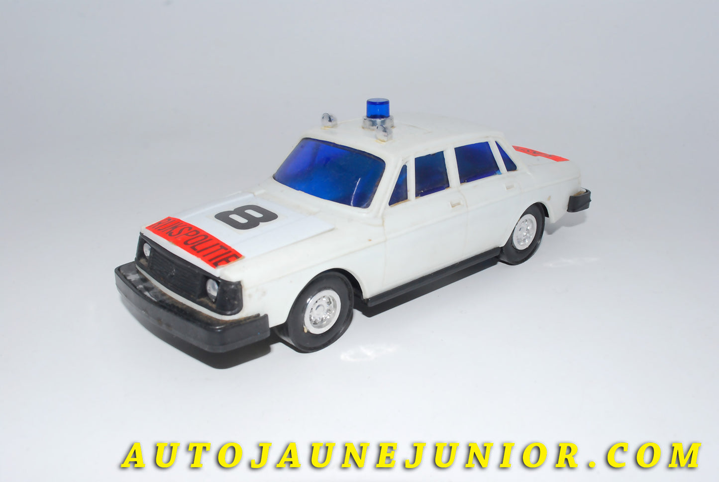 Le #3460 - Lucky - Volvo - 244 Police Hollandaise est en vente sur Auto Jaune Junior ! Découvrez nos collections de diecast Dinky-Toys, Corgi, Corgi-Toys, Solido, Norev… Découvrez notre magasin physique , AutoJaune Paris, ouvert en 1984 par Vincent Espinasse. 41 rue Cavendish, 75019 Paris. Tel : 01 42 40 61 23. Ouvert les mardi et vendredi de 13h à 19h. 