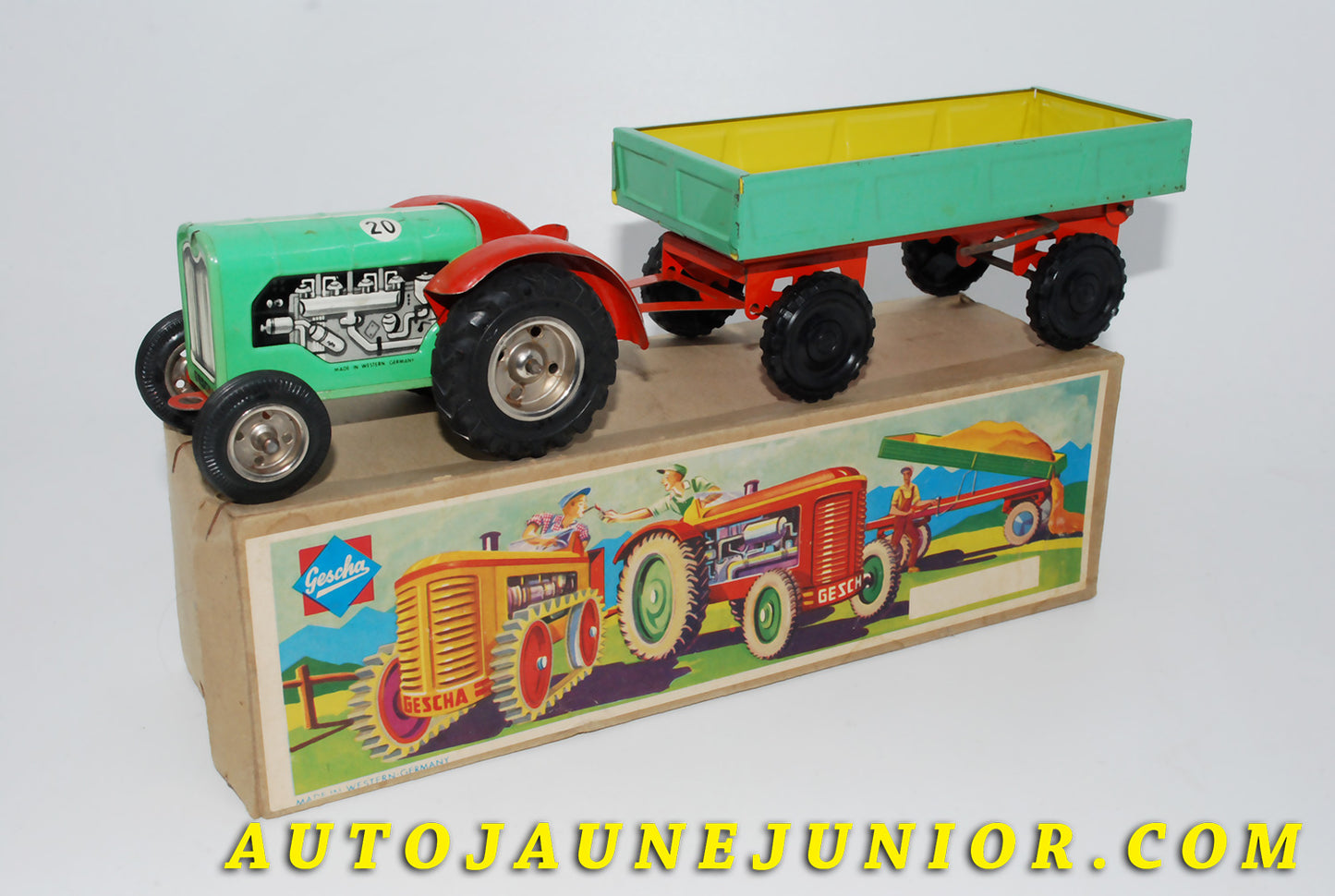 Le #3462 - Gescha - Western Germany - Tracteur  agricole à friction avec sa remorque  est en vente sur Auto Jaune Junior ! Découvrez nos collections de diecast Dinky-Toys, Corgi, Corgi-Toys, Solido, Norev… Découvrez notre magasin physique , AutoJaune Paris, ouvert en 1984 par Vincent Espinasse. 41 rue Cavendish, 75019 Paris. Tel : 01 42 40 61 23. Ouvert les mardi et vendredi de 13h à 19h. 