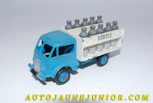 Le #3463 - Dinky Toys - Ford - Camion laitier Nestlé - Dernier type est en vente sur Auto Jaune Junior ! Découvrez nos collections de diecast Dinky-Toys, Corgi, Corgi-Toys, Solido, Norev… Découvrez notre magasin physique , AutoJaune Paris, ouvert en 1984 par Vincent Espinasse. 41 rue Cavendish, 75019 Paris. Tel : 01 42 40 61 23. Ouvert les mardi et vendredi de 13h à 19h. 
