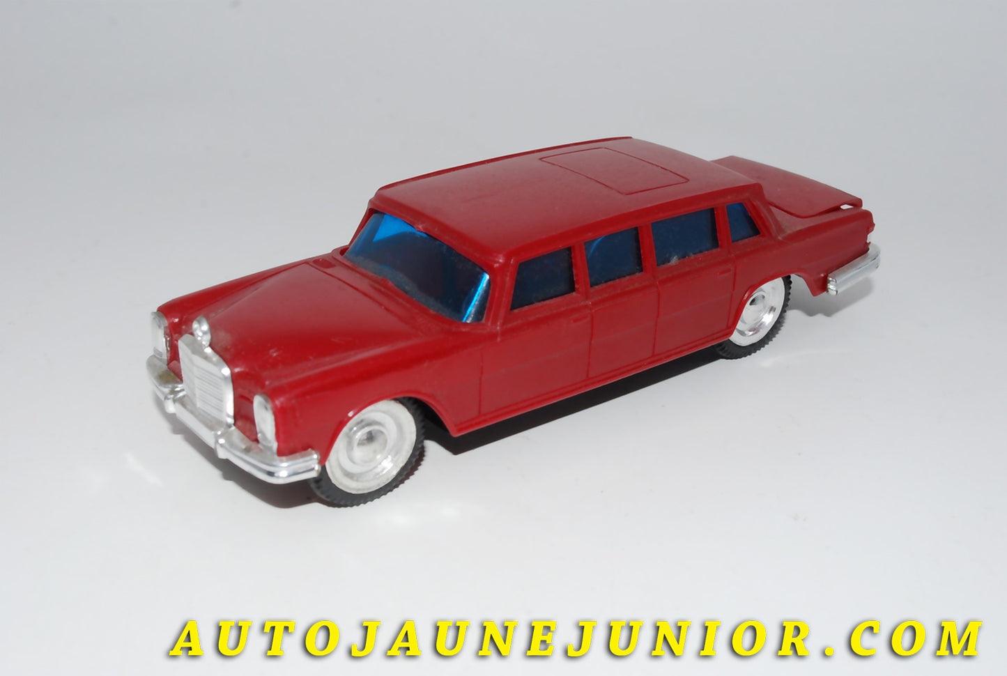 Le #3465 - Lucky - Mercedes - 600 Pullma, à friction est en vente sur Auto Jaune Junior ! Découvrez nos collections de diecast Dinky-Toys, Corgi, Corgi-Toys, Solido, Norev… Découvrez notre magasin physique , AutoJaune Paris, ouvert en 1984 par Vincent Espinasse. 41 rue Cavendish, 75019 Paris. Tel : 01 42 40 61 23. Ouvert les mardi et vendredi de 13h à 19h. 
