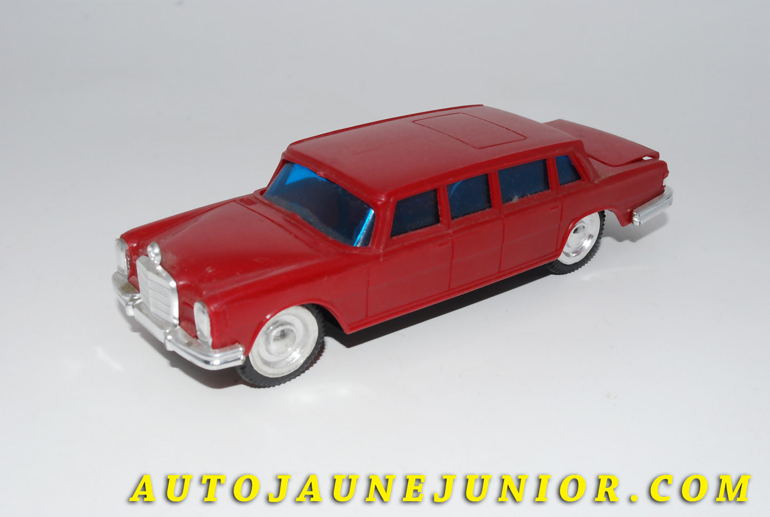 Le #3465 - Lucky - Mercedes - 600 Pullma, à friction est en vente sur Auto Jaune Junior ! Découvrez nos collections de diecast Dinky-Toys, Corgi, Corgi-Toys, Solido, Norev… Découvrez notre magasin physique , AutoJaune Paris, ouvert en 1984 par Vincent Espinasse. 41 rue Cavendish, 75019 Paris. Tel : 01 42 40 61 23. Ouvert les mardi et vendredi de 13h à 19h. 