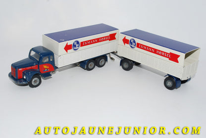 Le #3473 - Tekno - Scania - 76 ridelles bâché Ekmann Horsel avec remorque est en vente sur Auto Jaune Junior ! Découvrez nos collections de diecast Dinky-Toys, Corgi, Corgi-Toys, Solido, Norev… Découvrez notre magasin physique , AutoJaune Paris, ouvert en 1984 par Vincent Espinasse. 41 rue Cavendish, 75019 Paris. Tel : 01 42 40 61 23. Ouvert les mardi et vendredi de 13h à 19h. 