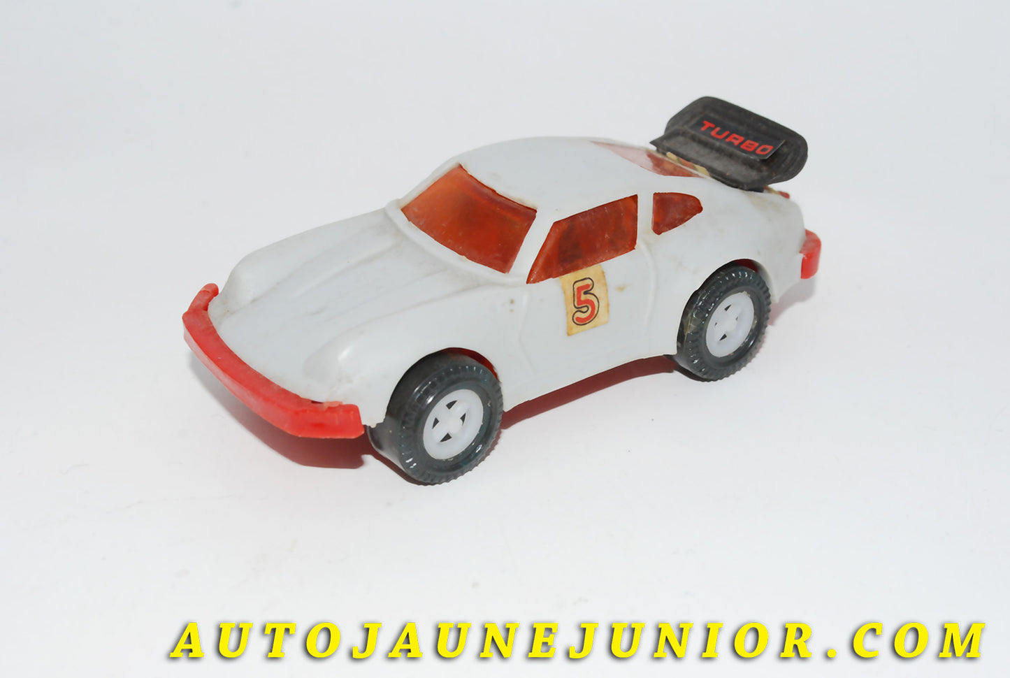 Le #3475 - Hong-Kong - Porsche - 930T avec crochet de remorquage (!) est en vente sur Auto Jaune Junior ! Découvrez nos collections de diecast Dinky-Toys, Corgi, Corgi-Toys, Solido, Norev… Découvrez notre magasin physique , AutoJaune Paris, ouvert en 1984 par Vincent Espinasse. 41 rue Cavendish, 75019 Paris. Tel : 01 42 40 61 23. Ouvert les mardi et vendredi de 13h à 19h. 