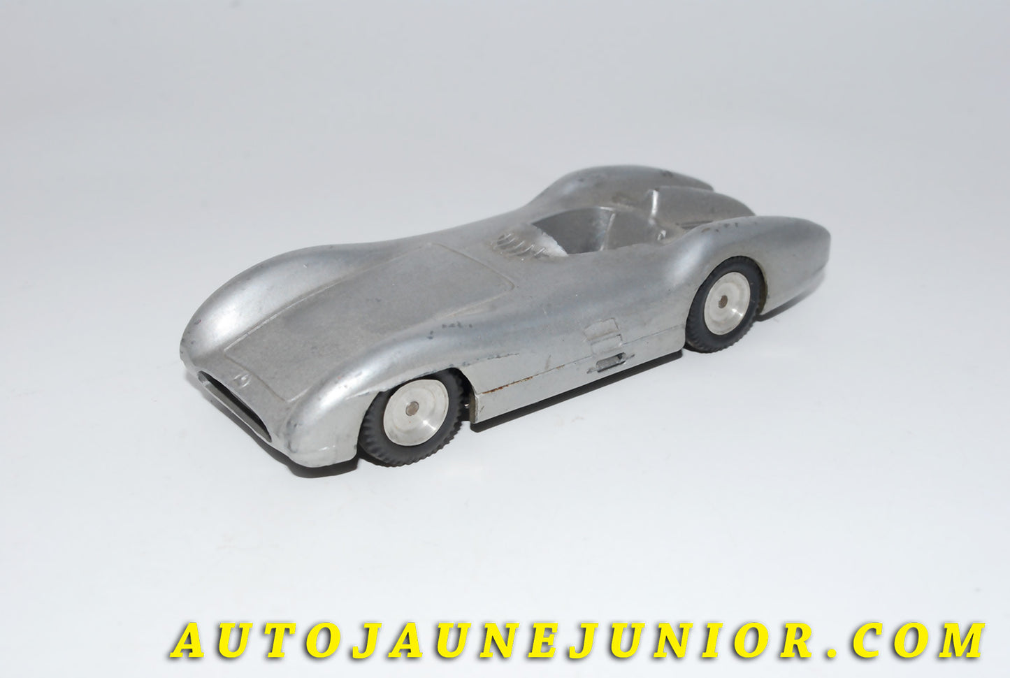 Le #3478 - Märklin - Mercedes - W196 Monoplace carrénée Type 1 est en vente sur Auto Jaune Junior ! Découvrez nos collections de diecast Dinky-Toys, Corgi, Corgi-Toys, Solido, Norev… Découvrez notre magasin physique , AutoJaune Paris, ouvert en 1984 par Vincent Espinasse. 41 rue Cavendish, 75019 Paris. Tel : 01 42 40 61 23. Ouvert les mardi et vendredi de 13h à 19h. 