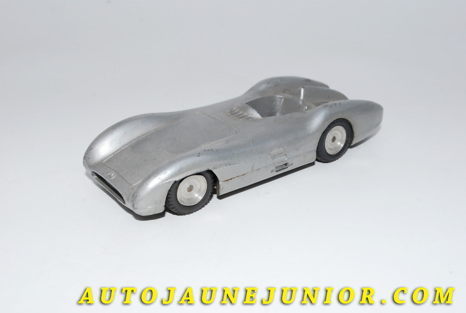 Le #3478 - Märklin - Mercedes - W196 Monoplace carrénée Type 1 est en vente sur Auto Jaune Junior ! Découvrez nos collections de diecast Dinky-Toys, Corgi, Corgi-Toys, Solido, Norev… Découvrez notre magasin physique , AutoJaune Paris, ouvert en 1984 par Vincent Espinasse. 41 rue Cavendish, 75019 Paris. Tel : 01 42 40 61 23. Ouvert les mardi et vendredi de 13h à 19h. 