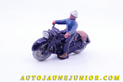 Le #3614 - Cofalu - Personnage - Policier en moto (Repeint) est en vente sur Auto Jaune Junior ! Découvrez nos collections de diecast Dinky-Toys, Corgi, Corgi-Toys, Solido, Norev… Découvrez notre magasin physique , AutoJaune Paris, ouvert en 1984 par Vincent Espinasse. 41 rue Cavendish, 75019 Paris. Tel : 01 42 40 61 23. Ouvert les mardi et vendredi de 13h à 19h. 