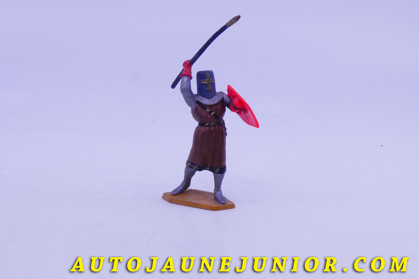 Le #3635 - Starlux - Figurine - Chevalier armé d’un sabre courbe et d’un petit bouclier héraldique. est en vente sur Auto Jaune Junior ! Découvrez nos collections de diecast Dinky-Toys, Corgi, Corgi-Toys, Solido, Norev… Découvrez notre magasin physique , AutoJaune Paris, ouvert en 1984 par Vincent Espinasse. 41 rue Cavendish, 75019 Paris. Tel : 01 42 40 61 23. Ouvert les mardi et vendredi de 13h à 19h. 
