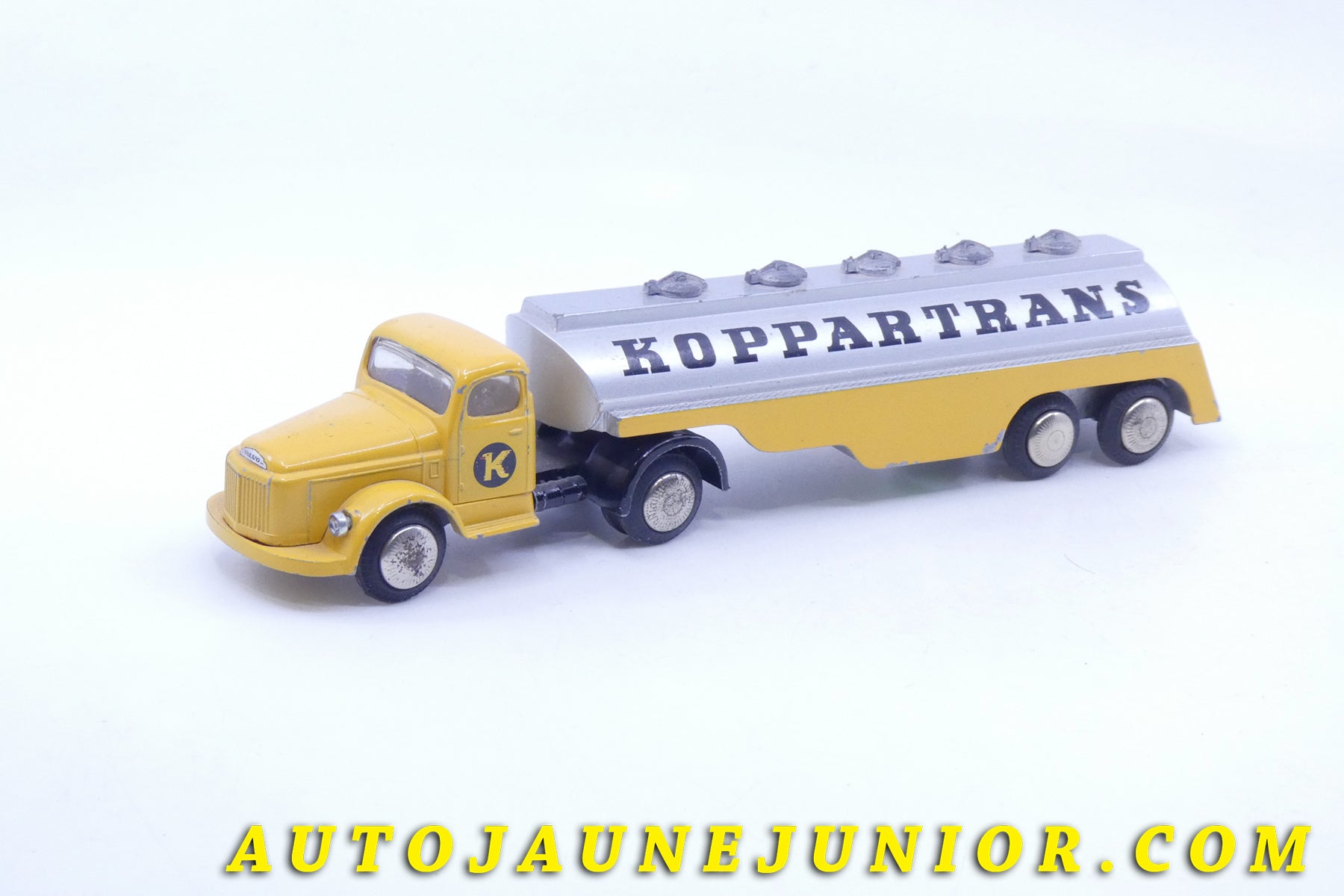 Le Tekno Volvo N88 Titan Semi remorque citerne "Koppartrans" (Transformation) est en vente sur Auto Jaune Junior ! Découvrez nos collections de diecast Dinky-Toys, Corgi, Corgi-Toys, Solido, Norev… AutoJaune Junior ; Retrouvez AutoJauneJunior au magasin AutoJaune Paris, ouvert en 1984 par Vincent Espinasse. 