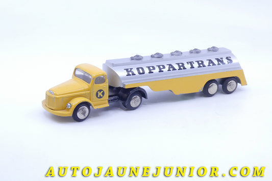 Le Tekno Volvo N88 Titan Semi remorque citerne "Koppartrans" (Transformation) est en vente sur Auto Jaune Junior ! Découvrez nos collections de diecast Dinky-Toys, Corgi, Corgi-Toys, Solido, Norev… AutoJaune Junior ; Retrouvez AutoJauneJunior au magasin AutoJaune Paris, ouvert en 1984 par Vincent Espinasse. 