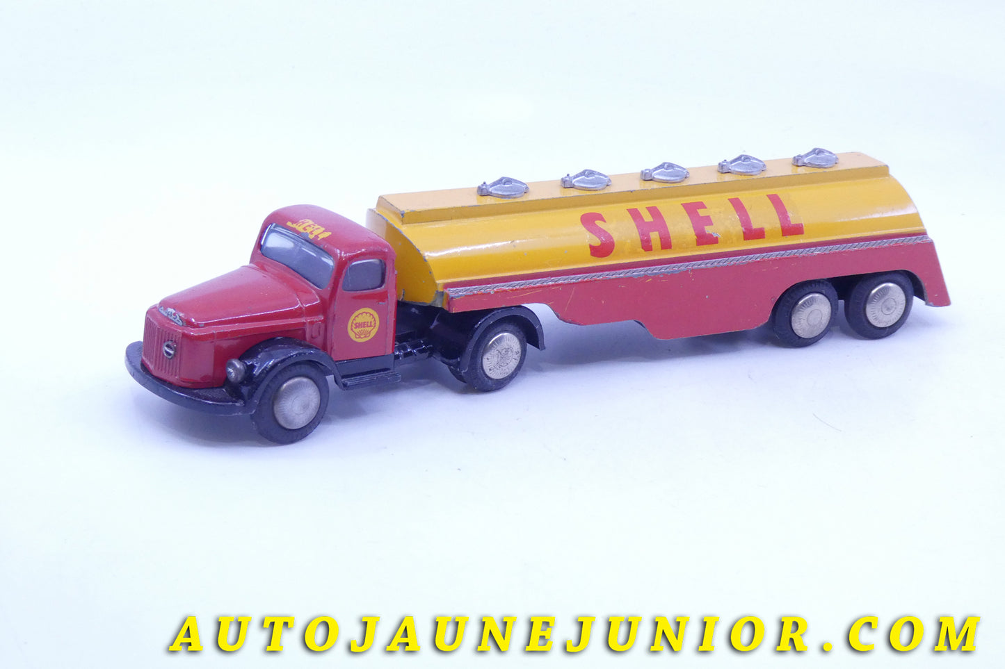 Le Tekno Volvo N88 Titan Semi remorque citerne "Shell"  est en vente sur Auto Jaune Junior ! Découvrez nos collections de diecast Dinky-Toys, Corgi, Corgi-Toys, Solido, Norev… AutoJaune Junior ; Retrouvez AutoJauneJunior au magasin AutoJaune Paris, ouvert en 1984 par Vincent Espinasse. 