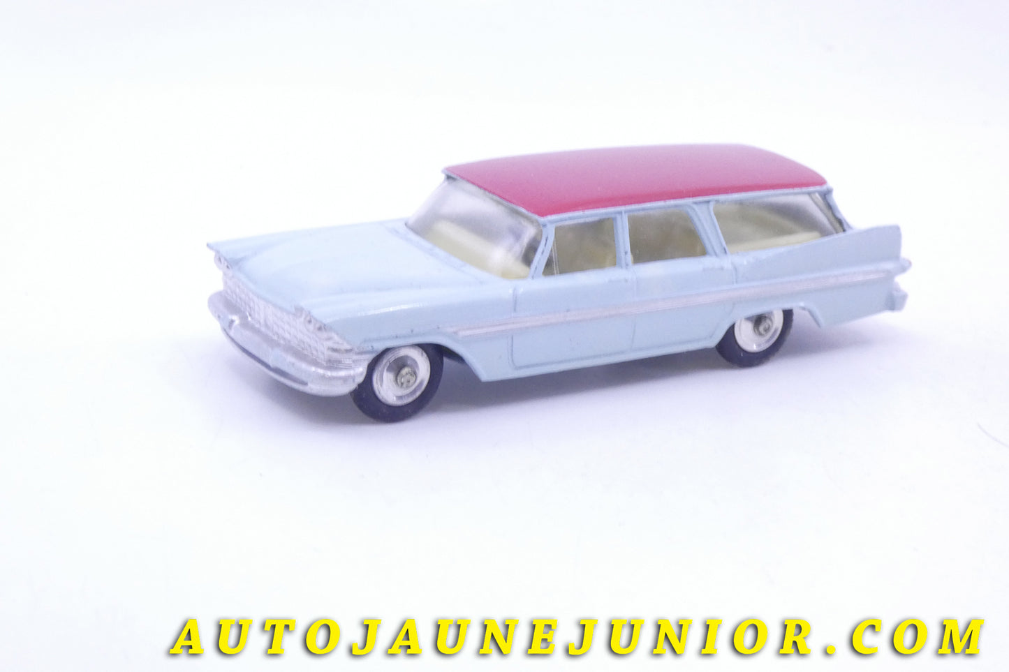 Le #3710 - Corgi Toys - Plymouth - Sports Sururban (Couleur peu fréquente) est en vente sur Auto Jaune Junior ! Découvrez nos collections de diecast Dinky-Toys, Corgi, Corgi-Toys, Solido, Norev… Découvrez notre magasin physique , AutoJaune Paris, ouvert en 1984 par Vincent Espinasse. 41 rue Cavendish, 75019 Paris. Tel : 01 42 40 61 23. Ouvert les mardi et vendredi de 13h à 19h. 