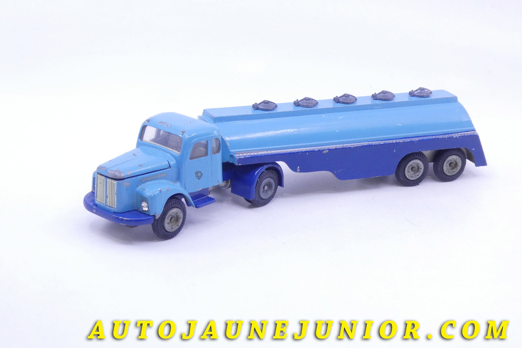 Le Tekno Scania 76 semi remorque citerne "Scania Vabis" est en vente sur Auto Jaune Junior ! Découvrez nos collections de diecast Dinky-Toys, Corgi, Corgi-Toys, Solido, Norev… AutoJaune Junior ; Retrouvez AutoJauneJunior au magasin AutoJaune Paris, ouvert en 1984 par Vincent Espinasse. 