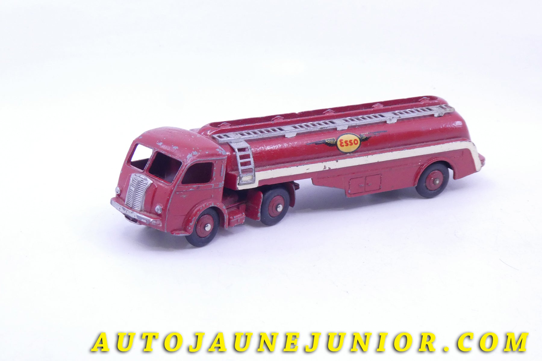 Le Dinky Toys Panhard Movic semi remorque citerne Esso est en vente sur Auto Jaune Junior ! Découvrez nos collections de diecast Dinky-Toys, Corgi, Corgi-Toys, Solido, Norev… AutoJaune Junior ; Retrouvez AutoJauneJunior au magasin AutoJaune Paris, ouvert en 1984 par Vincent Espinasse. 