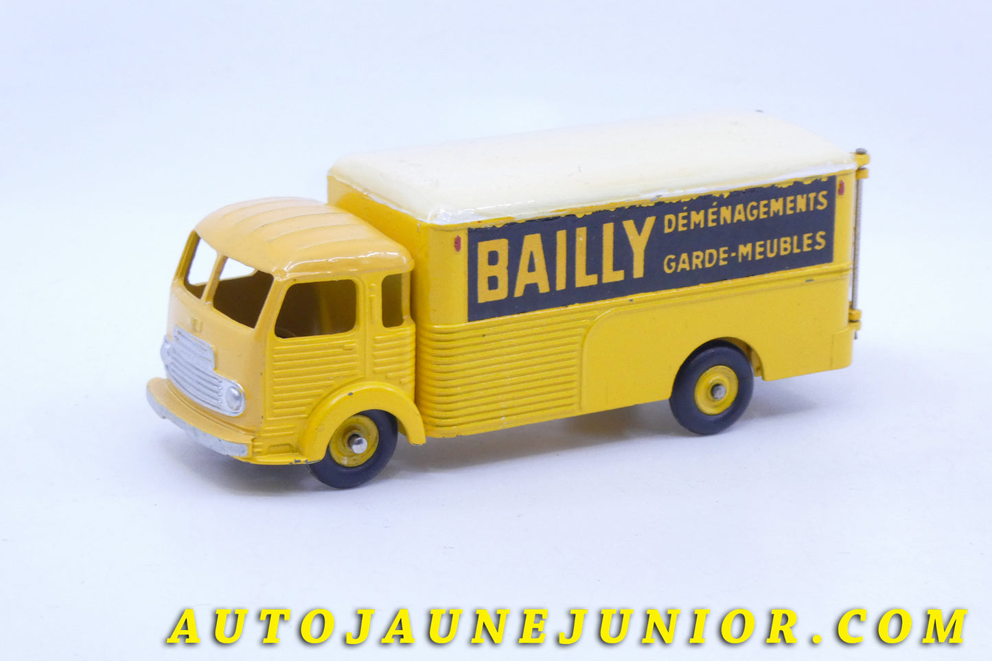 Le Dinky Toys Simca Cargo fourgon Bailly est en vente sur Auto Jaune Junior ! Découvrez nos collections de diecast Dinky-Toys, Corgi, Corgi-Toys, Solido, Norev… AutoJaune Junior ; Retrouvez AutoJauneJunior au magasin AutoJaune Paris, ouvert en 1984 par Vincent Espinasse. 