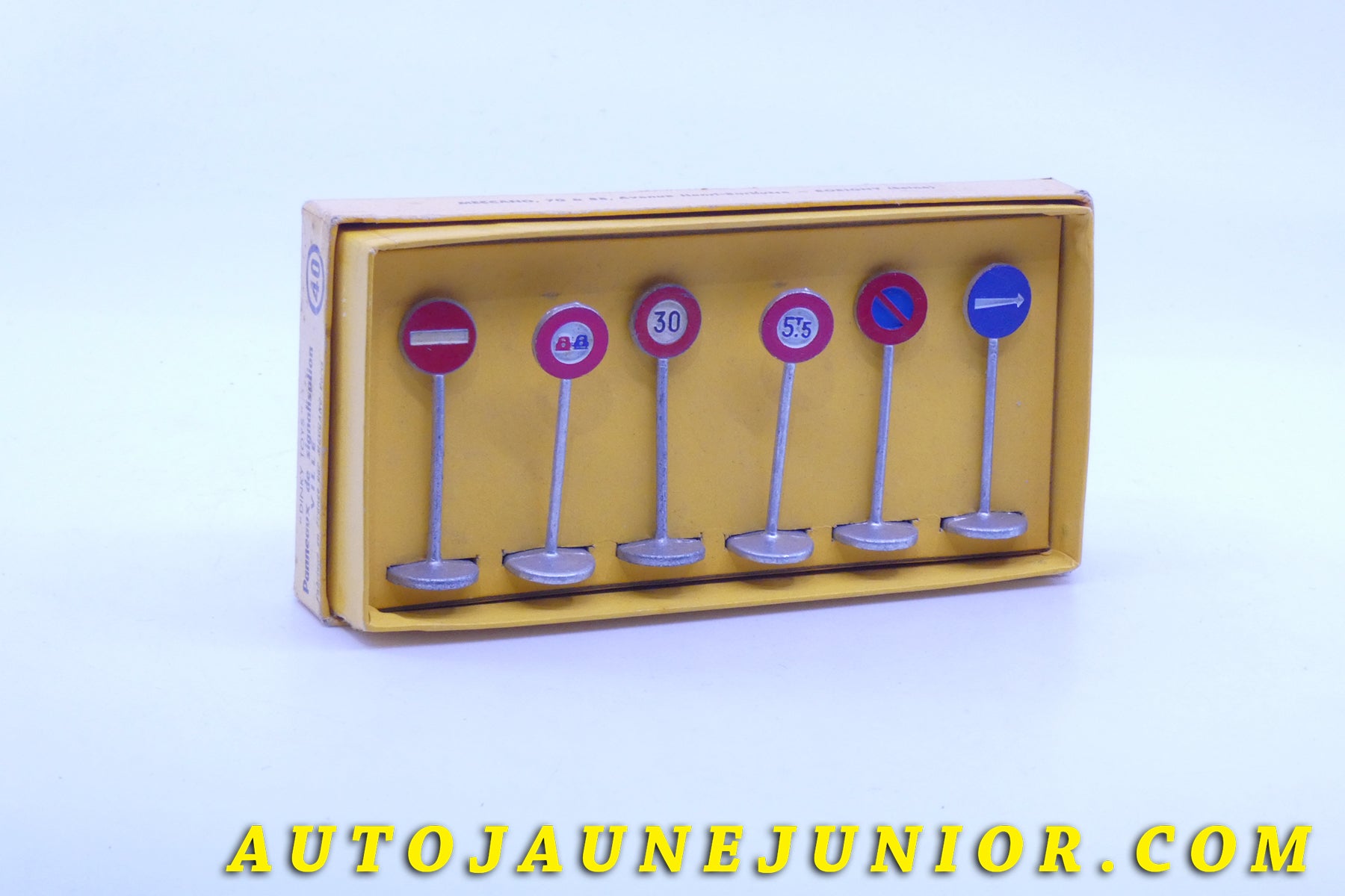 Le #3722 - Dinky Toys - Coffret - Panneaux de signalisation Ville est en vente sur Auto Jaune Junior ! Découvrez nos collections de diecast Dinky-Toys, Corgi, Corgi-Toys, Solido, Norev… Découvrez notre magasin physique , AutoJaune Paris, ouvert en 1984 par Vincent Espinasse. 41 rue Cavendish, 75019 Paris. Tel : 01 42 40 61 23. Ouvert les mardi et vendredi de 13h à 19h. 