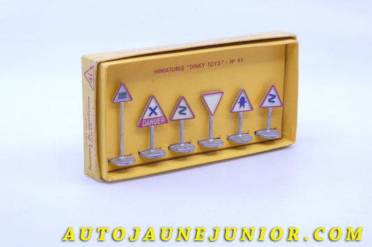 Le #3723 - Dinky Toys - Coffret - Panneaux de signalisation Route  est en vente sur Auto Jaune Junior ! Découvrez nos collections de diecast Dinky-Toys, Corgi, Corgi-Toys, Solido, Norev… Découvrez notre magasin physique , AutoJaune Paris, ouvert en 1984 par Vincent Espinasse. 41 rue Cavendish, 75019 Paris. Tel : 01 42 40 61 23. Ouvert les mardi et vendredi de 13h à 19h. 