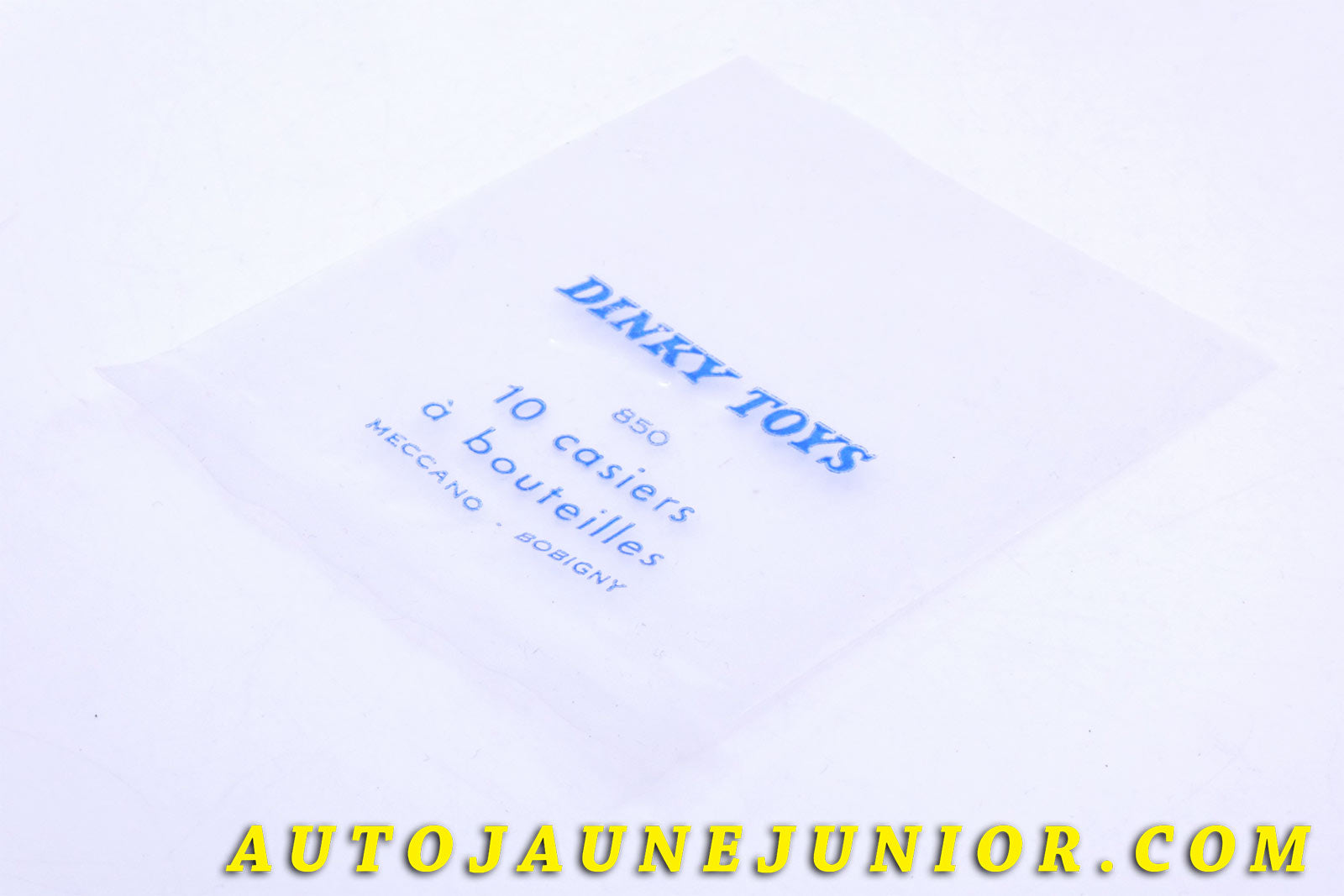 Le #3914 - Dinky Toys - Sachet d'accesoires vides - 10 Casiers à Bouteilles (Original) - Provenance "Collection R.Goirand" est en vente sur Auto Jaune Junior ! Découvrez nos collections de diecast Dinky-Toys, Corgi, Corgi-Toys, Solido, Norev… Découvrez notre magasin physique , AutoJaune Paris, ouvert en 1984 par Vincent Espinasse. 41 rue Cavendish, 75019 Paris. Tel : 01 42 40 61 23. Ouvert les mardi et vendredi de 13h à 19h. 