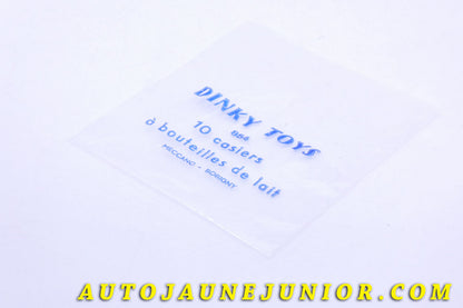 Le #3916 - Dinky Toys - Sachet de pièces détaches Vide - 10 Casiers à bouteilles de lait  (Original - Provenance "Collection R.Goirand") est en vente sur Auto Jaune Junior ! Découvrez nos collections de diecast Dinky-Toys, Corgi, Corgi-Toys, Solido, Norev… Découvrez notre magasin physique , AutoJaune Paris, ouvert en 1984 par Vincent Espinasse. 41 rue Cavendish, 75019 Paris. Tel : 01 42 40 61 23. Ouvert les mardi et vendredi de 13h à 19h. 