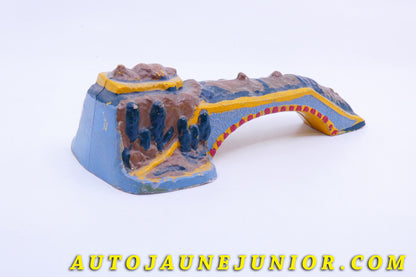 Le #3928 - Vibro - Elément de décors - Pont de Rocaille est en vente sur Auto Jaune Junior ! Découvrez nos collections de diecast Dinky-Toys, Corgi, Corgi-Toys, Solido, Norev… Découvrez notre magasin physique , AutoJaune Paris, ouvert en 1984 par Vincent Espinasse. 41 rue Cavendish, 75019 Paris. Tel : 01 42 40 61 23. Ouvert les mardi et vendredi de 13h à 19h. 